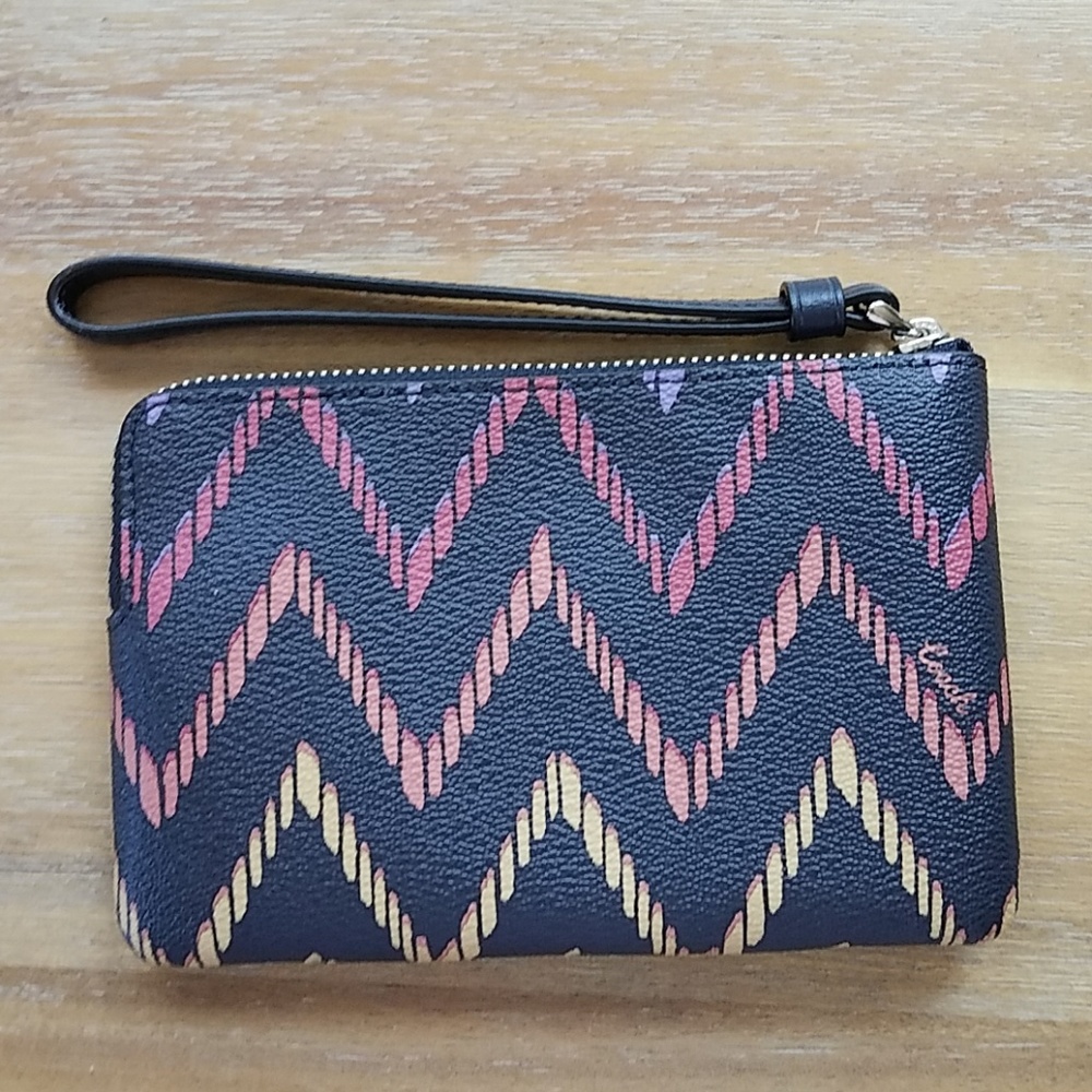 NWT Coach Corner Zip Wristlet W/Geo Chevron Print - Picture 2 of 7